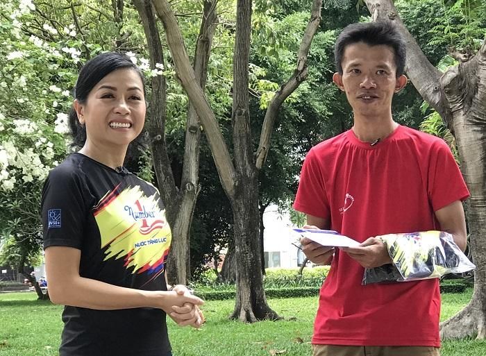  Bà Trần Uyên Phương - Phó Tổng giám đốc Tập đoàn Tân Hiệp Phát trao món quà đặc biệt để đồng hành cùng Tâm Ngô Đồng trên những chặng đường đi bộ làm từ thiện.
