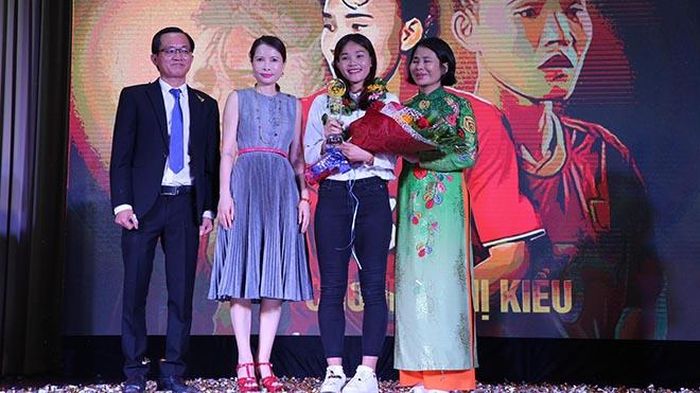 Trung vệ Chương Thị Kiều cũng được vinh danh ở hạng mục cao nhất. Ảnh: Anh Đồng