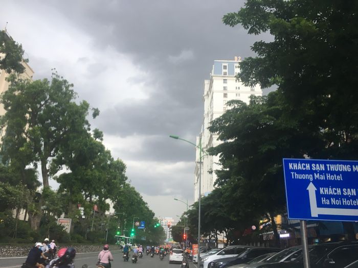 Sau 1 ngày nắng như thiêu đốt, thời tiết Hà Nội đang xấu do cơn dông xuất hiện, tiềm ẩn nguy cơ dông lốc, sét. Ảnh: VĂN PHÚC