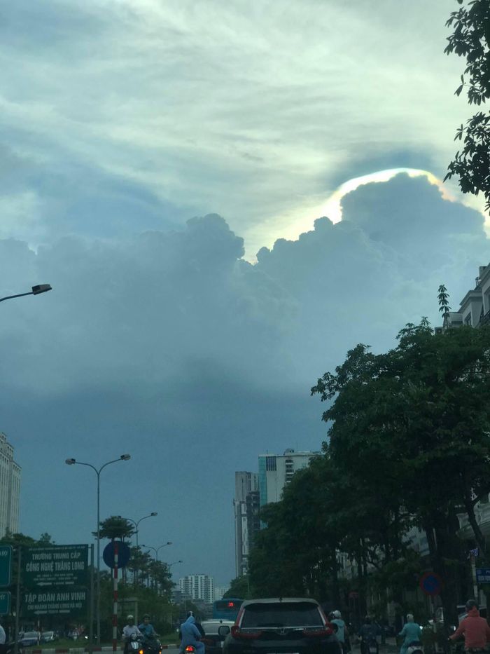 Khu vực Mỹ Đình - Hà Nội, trời sầm sì nhưng vẫn chưa mưa. Ảnh: HẠNH LÊ
