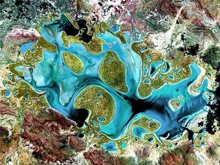 Hồ Carnegie ở Australia được dân địa phương gọi là ''hồ phù du'' bởi nó gần như khô khốc đến thấy cả đáy bùn và trở thành đầm lầy nếu rơi vào tình trạng khô hạn kéo dài.Tuy nhiên nhìn hình ảnh được Google Earth ghi lại thì trông nó xanh mát mà ''bớt khôn cằn'' hơn chúng ta nghĩ.