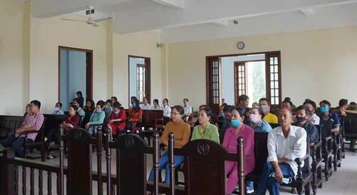  Rất đông người thân của hai bên gia đình theo dõi phiên tòa