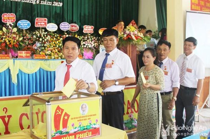 Các đại biểu bỏ phiếu bầu Ban Chấp hành Đảng bộ xã Hưng Nghĩa, nhiệm kỳ 2020 - 2025. Ảnh: Mai Hoa