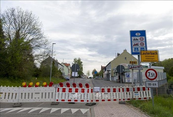 Cửa khẩu biên giới Đức - Pháp bị đóng do dịch COVID-19, ngày 18/4/2020. Ảnh: AFP/TTXVN