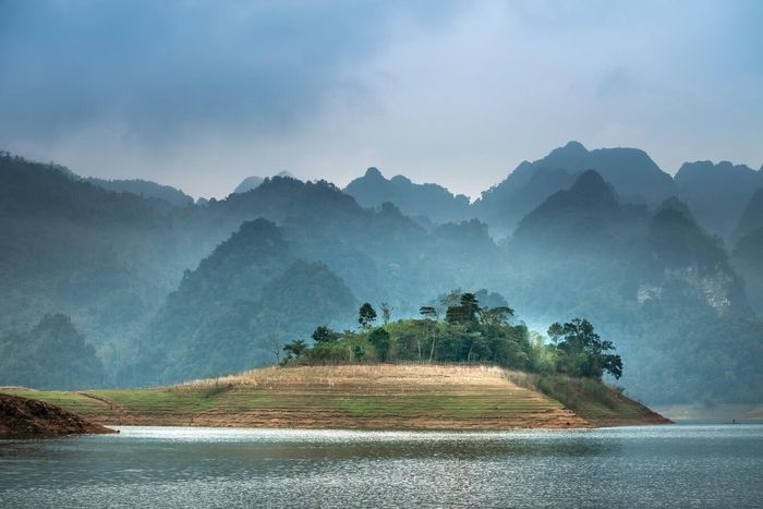 Bạn có thể khám phá từng phần của con thác bởi nơi đây được chia ra thành từng bậc như nấc thang của đại ngàn.