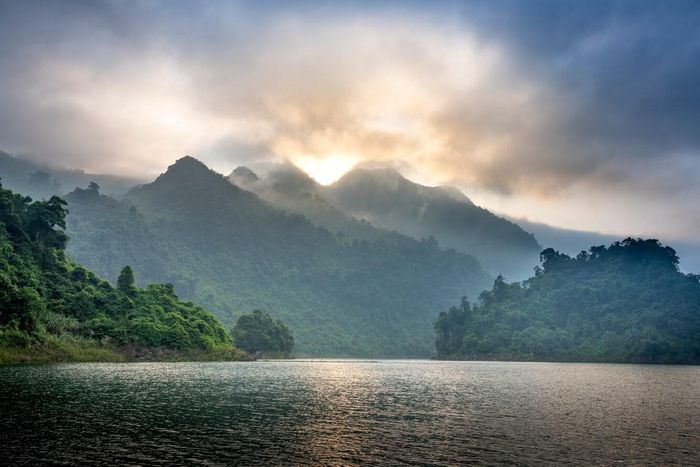 Khung cảnh hồ Na Hang trở nên quyến rũ lạ thường, mặt hồ mờ ảo giăng sương khói, núi cao mây trắng phủ thành tầng