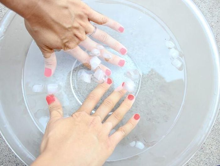  Nước lạnh sẽ giúp cho vùng da bị cháy giảm nhiệt nhanh chóng, từ đó chống sưng và hạn chế tổn thương cho da. Tuy nhiên, bạn không nên đặt trực tiếp đá hay khăn quá lạnh lên da vì điều này sẽ vô tình gây ra tình trạng sốc nhiệt cho da, thậm chí có thể khiến da trở nên tồi tệ hơn 
