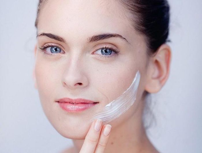  Kem dưỡng ẩm có chứa các thành phần tự nhiên như nha đam, bạc hà, đậu nành… cũng sẽ là giải pháp giúp bạn chữa cháy làn da bị cháy nắng hiệu quả. Sử dụng kem dưỡng ẩm khi da bị cháy nắng sẽ giúp làm dịu da, giảm ửng đỏ, đỡ căng rát và không bị bong tróc 