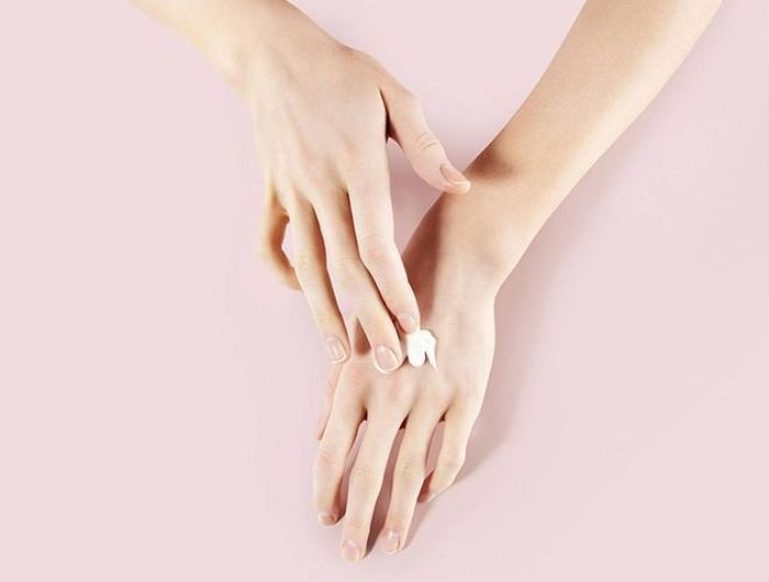  Tuy nhiên, hãy lưu ý về cách chọn sản phẩm. Bạn nên "loại trừ" những sản phẩm kem chống nắng có những thành phần như petroleum, benzocaine, lidocaine... vì chúng sẽ khiến da có cảm giác nóng hơn hoặc gây kích ứng da 