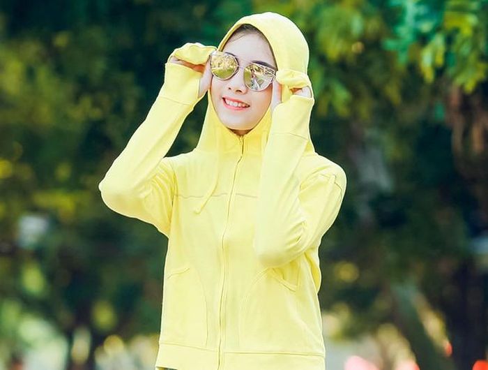  Để tránh bị cháy nắng, trước khi ra ngoài đường, bạn hãy che chắn cẩn thận bằng cách mặc áo dài tay, đeo kính râm, đội mũ rộng vành 