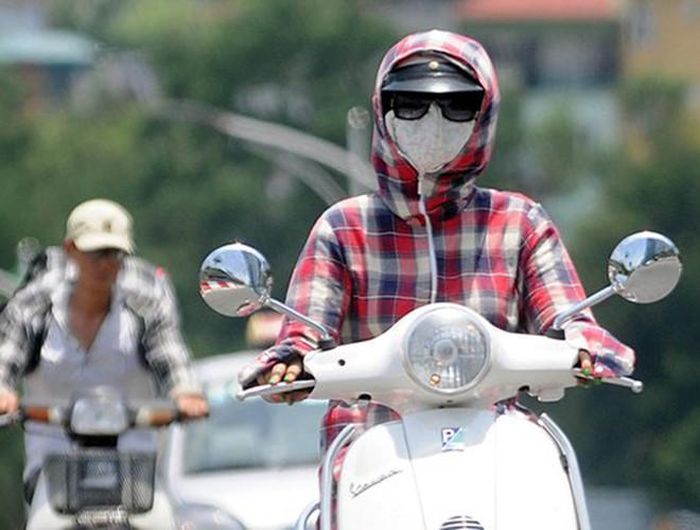  Đặc biệt, hãy thoa kem chống nắng trước 30 phút để kem phát huy tác dụng. Bạn nên tránh tiếp xúc trực tiếp với ánh nắng mặt trời vào khoảng 11h-15h bởi thời gian này tia cực tím hoạt động mạnh gây nhiều ảnh hưởng xấu đến cơ thể 