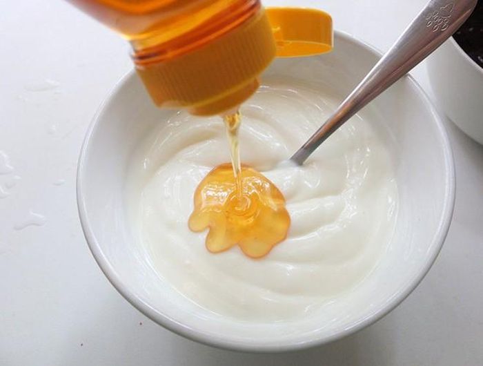  Một bí quyết giúp phục hồi vùng da cháy nắng là sử dụng hỗn hợp mật ong và sữa chua. Bạn hãy dùng 2 thìa cà phê mật ong và 2 thìa sữa chua trộn đều và đắp lên vùng da bị cháy nắng 