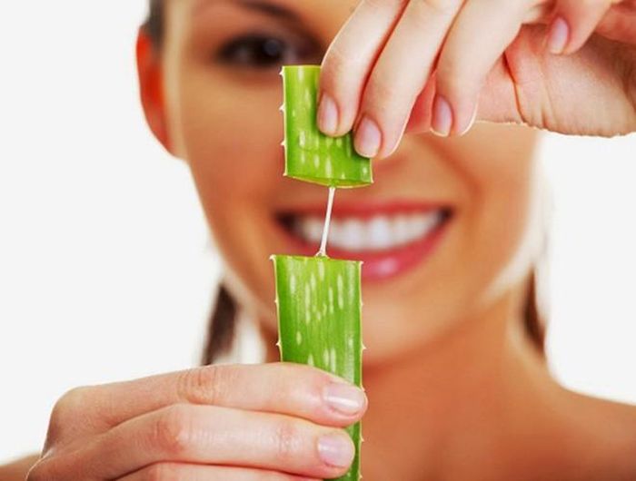 Bạn hãy thái mỏng nha đam và đắp lên chỗ bị ửng đỏ. Gel bên trong cây nha đam có tác dụng làm dịu, chống viêm, kháng khuẩn, đồng thời giúp giữ ẩm, phục hồi và làm đều màu da 