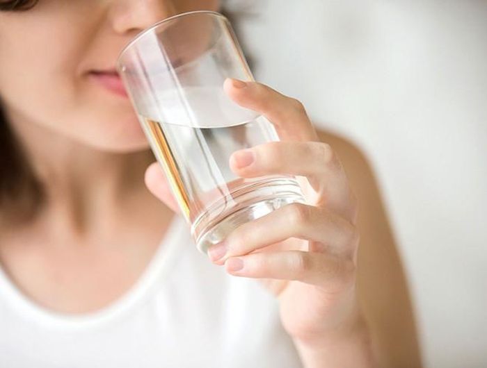  Do da bị cháy nắng đã bị mất nước nhiều, nên sau khi đã làm mát da từ bên ngoài, bạn cần bổ sung lượng nước cần thiết cho cơ thể, đồng thời làm dịu da, giúp quá trình phục hồi của vùng da bị cháy nắng diễn ra nhanh hơn 