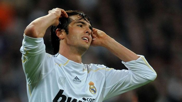 Kaka cùng Ronaldo xứ Bồ Đào Nha từng được kỳ vọng sẽ mở ra kỷ nguyên thành công mới cho "Los Blancos". Song, chỉ có CR7 tỏa sáng ở Bernabeu. Cựu sao AC Milan liên tục chấn thương, không được trọng dụng ở Real. Từ thời HLV Manuel Pellegrini tới thời HLV Jose Mourinho, Kaka đều không thể tìm lại chính mình. Cuối cùng, anh trở về AC Milan để giải thoát bản thân khỏi tháng ngày đen tối.