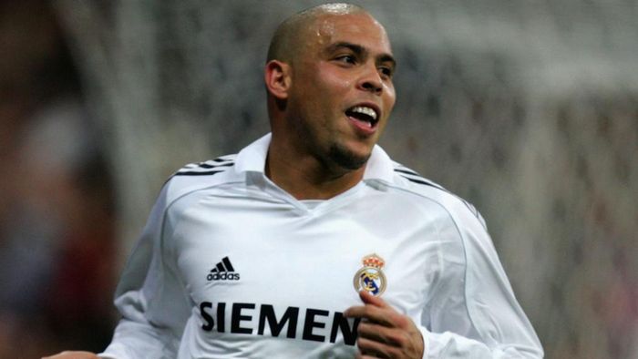 Ronaldo de Lima được xem là tiền đạo vĩ đại ở sân Bernabeu. Bất chấp chấn thương dai dẳng từng dính phải trong màu áo Inter, danh thủ xứ Samba vẫn tỏa sáng và trở thành chân sút số 1 của Real. Sau 177 trận đấu, Ronaldo đóng góp 104 bàn thắng và giành được Quả bóng Vàng thứ hai trong sự nghiệp tại đây.