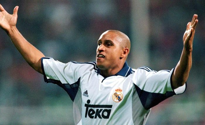Roberto Carlos nằm trong danh sách những huyền thoại của Real Madrid. Suốt chặng đường ở Bernabeu, danh thủ Brazil luôn là điểm tựa vững chắc với các đồng đội bên hành lang cánh trái. Trong 526 trận đấu cho Los Blancos, anh đóng góp 69 bàn thắng với tư cách một hậu vệ. Ngoài ra, Carlos còn cùng đội nhà giành 13 danh hiệu trong sự nghiệp.