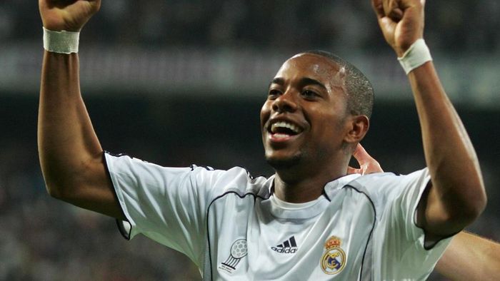 Robinho được mệnh danh là “tiểu Pele” trước khi cập bến Real Madrid. Los Blancos thời điểm đó muốn biến tiền đạo này trở thành Galacticos thế hệ mới. Song, tuyển thủ Brazil lại không đáp ứng được mong mỏi của cổ động viên khi thi đấu màu mè, thiếu hiệu quả. Sau 3 mùa giải ở Bernabeu, Robinho chỉ bỏ túi 32 bàn thắng và sớm bị đẩy khỏi CLB.