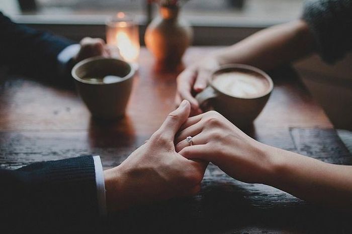 Hãy đưa tay ra, sẽ có người nắm lấy tay bạn. Ảnh: Pinterest.