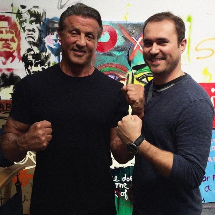 Nam đạo diễn Derek Wayne Johnson (phải) chụp cùng Sylvester Stallone