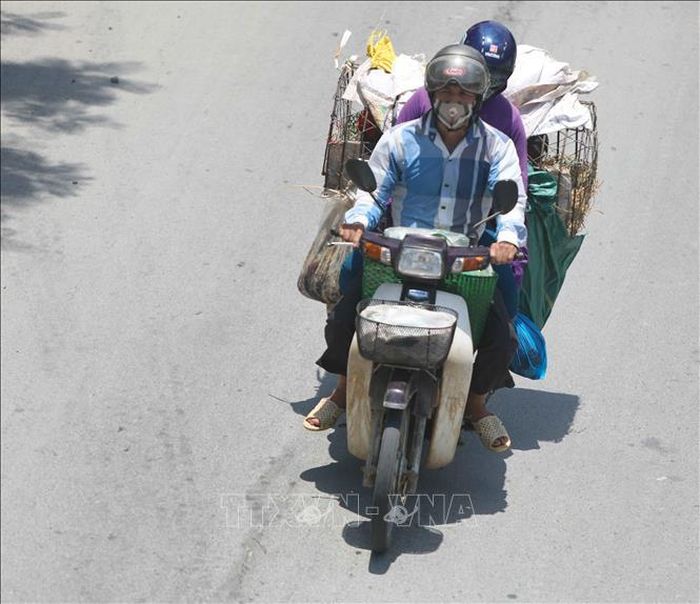 Thời điểm giữa trưa, nếu phải di chuyển trên đường, người dân cần trang bị đồ chống nắng để đảm bảo sức khỏe.