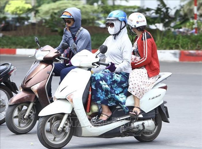 Người dân ra đường cần trang bị áo chống nắng, dụng cụ cần thiết.