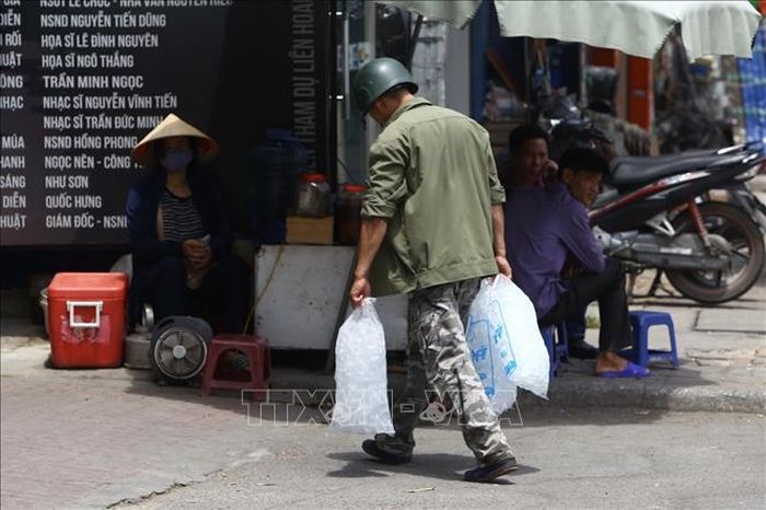 Những ngày nắng nóng này, dịch vụ bán đá sạch luôn bận rộn.