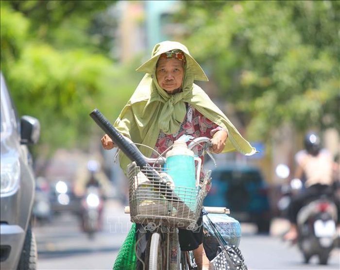 Người lao động chật vật mưu sinh trong nắng nóng.