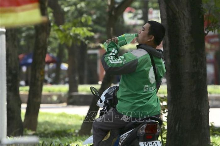 Người lao động tìm mọi cách để tránh nắng và giải nhiệt.
