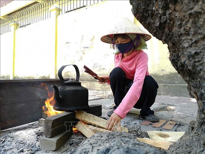 Cũng vì mưu sinh mà trong thời tiết nắng nóng, người phụ nữ bán nước này vẫn phải sử dụng bếp củi để đun nước, hãm trà bán.