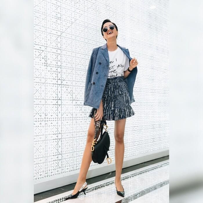 Ngoài Hari Won, rất nhiều sao Việt cũng yêu thích giày thuộc dòng J’adior, tuy nhiên, hầu hết mọi người đều chọn kiểu đế thấp hơn, không mang họa tiết chấm bi.