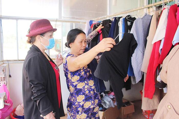 Người dân đang lựa đồ tại tủ quần áo “Chiếc tủ yêu thương”