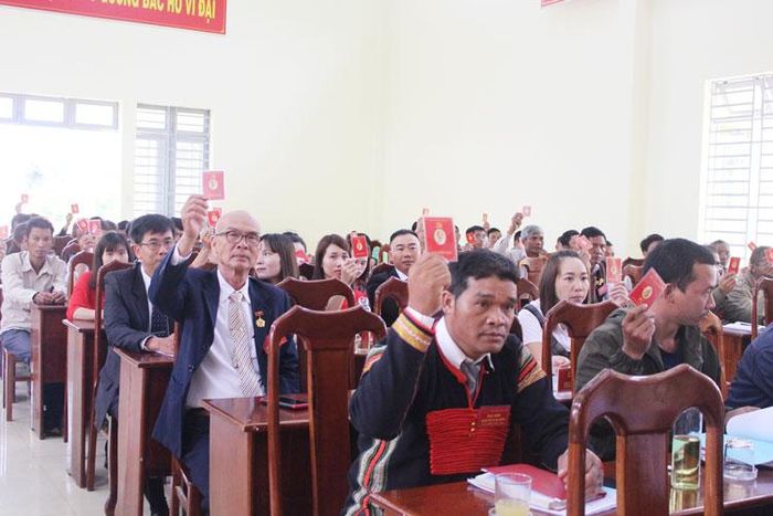 Các đại biểu biểu quyết thông qua nghị quyết Đại hội