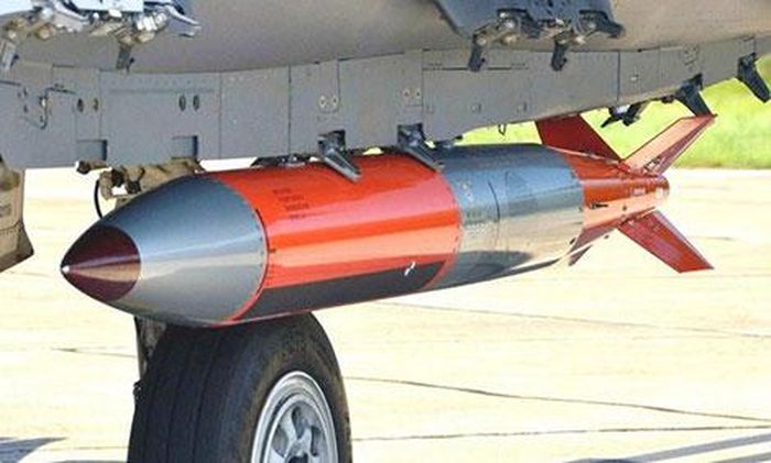 Bom hạt nhân B61 không mang đầu đạn treo dưới tiêm kích F-15E Mỹ. 