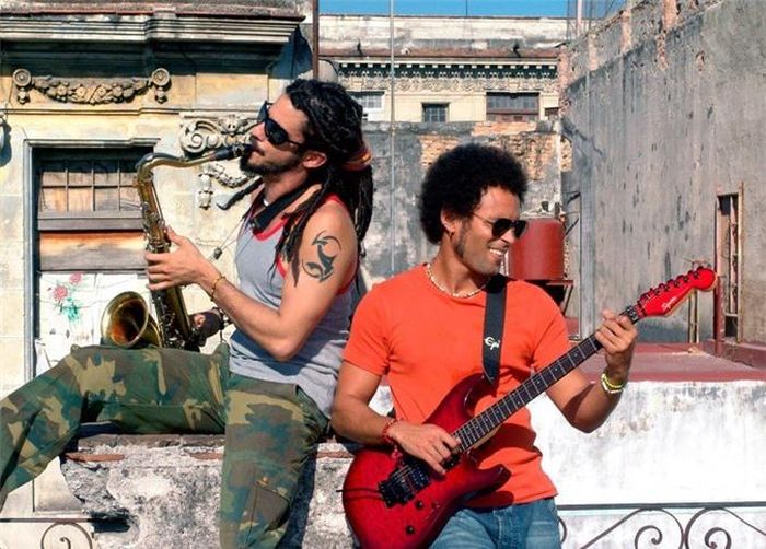  Người Cuba có lòng tự trọng và ý thức cao về phẩm giá. Họ không phấn đấu cho sự giàu có bên ngoài và sự tự tin của họ đến từ bên trong. Người Cuba tôn trọng bản thân, bạn sẽ không bao giờ thấy người say trên đường phố. Họ rất thân thiện, có tỷ lệ tội phạm thấp mặc dù kinh tế còn khó khăn. 