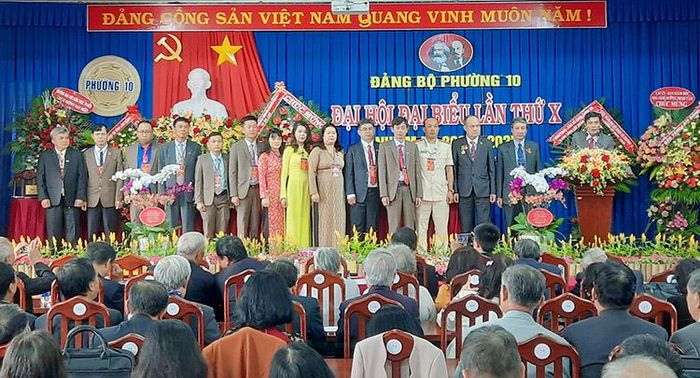 Ban chấp hành Đảng bộ Phường 10 khóa X, nhiệm kỳ 2020-2025 và đoàn đại biểu dự đại hội cấp trên ra mắt đại hội