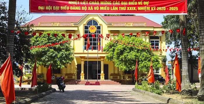 Trụ sở UBND xã khang trang, cùng băng rôn, khẩu hiệu chào mừng Đại hội Đảng bộ xã lần thứ XXIX.