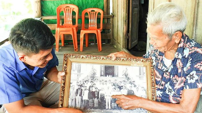 Ông Hồ Xuân Ven luôn tự hào về bức ảnh mà ông vinh dự được chụp với Bác Hồ và các đại biểu tham dự hội nghị điển hình tiên tiến thi đua yêu nước năm 1963. Ảnh: HG