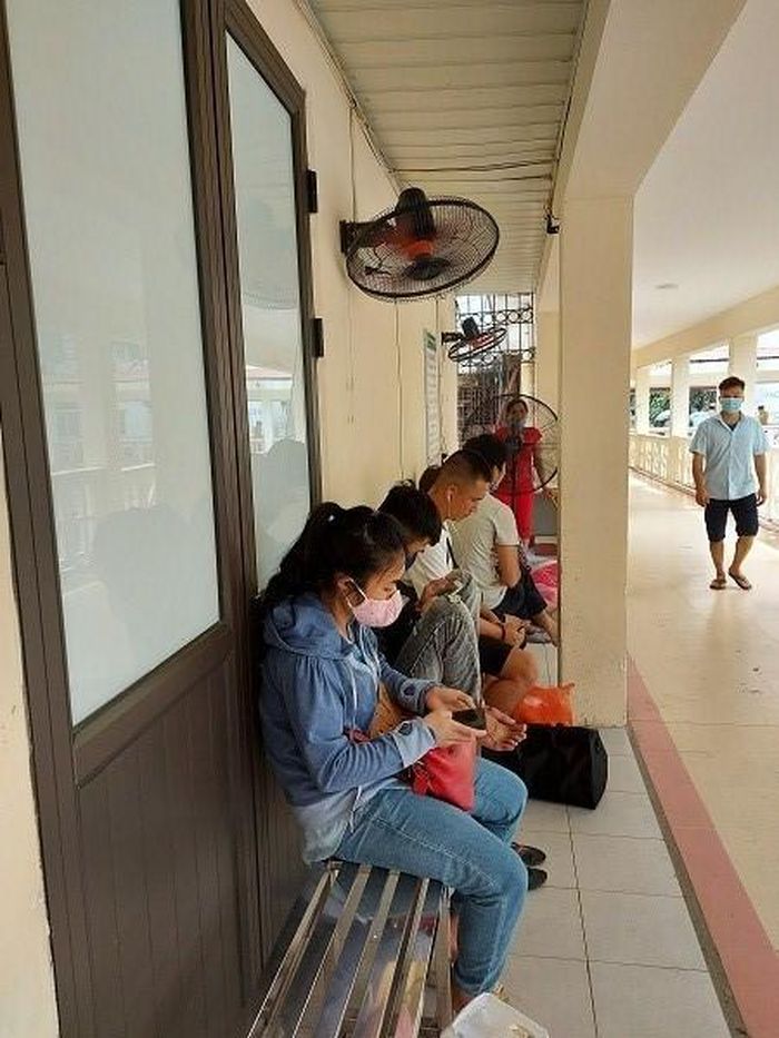  Hệ thống quạt chạy hết tốc lực tại các hành lang vẫn chưa xua được cái nóng