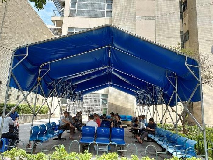 Hệ thống bạt đang được lắp đặt thí điểm dành cho người nhà...