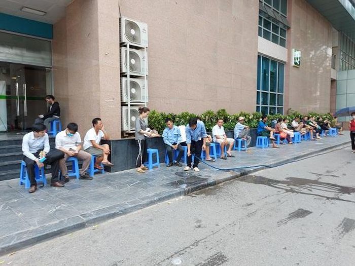 Nhân viên lao công rửa đường thường xuyên nhằm giảm hơi nóng từ mặt đường và bệnh viện bố trí nhiều ghế nhựa dành cho người nhà khi chờ đợi