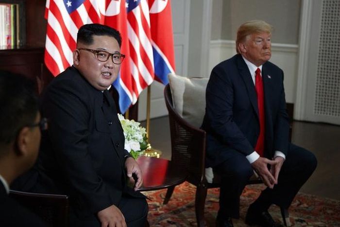Tổng thống Trump gặp nhà lãnh đạo Triều Tiên Kim Jong Un trên đảo Sentosa của Singapore vào ngày 12/6/2018. Ảnh: AP.