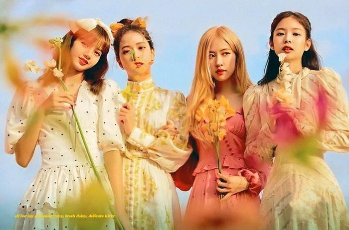  Mới đây, 4 nữ thần tượng khiến fan bất ngờ với màn lột xác trong bộ ảnh teaser cho Welcoming Collection 2020. Không chọn hình tượng quyến rũ, sexy quen thuộc, lần này BlackPink hóa thân thành những nàng tiểu thư duyên dáng, dịu dàng. Trong bức ảnh, Lisa và Jisoo càng nổi bật hơn với xu hướng mới buộc nơ tóc đang rất hot trong giới trẻ thời gian gần đây. Ảnh: twipu. 
