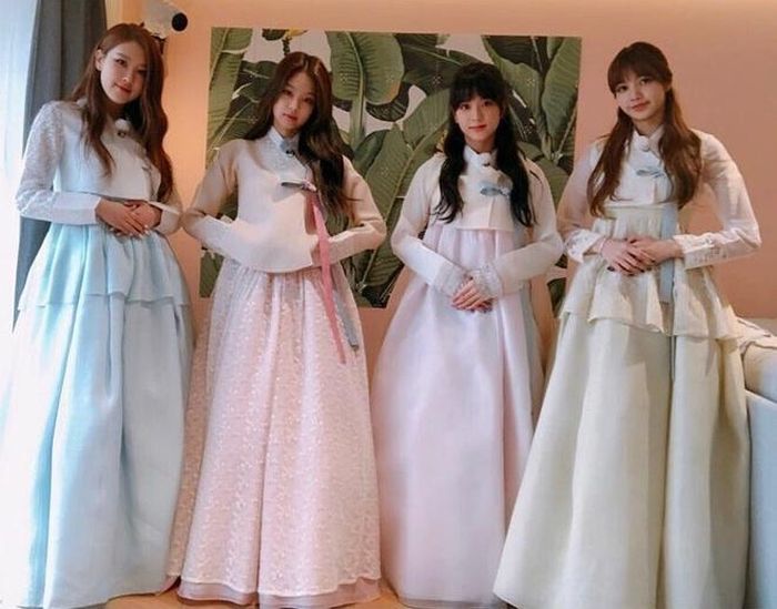  Khác với phong cách cá tính thường ngày, các cô gái mặc bộ hanbok gửi lời chúc mừng năm mới đến chủ tịch Yang, đồng nghiệp và cộng đồng fan trên thế giới. Trang phục truyền thống với màu sắc nhẹ nhàng giúp nhóm nhạc thêm tỏa sáng. Ảnh: @blackpinkofficial. 