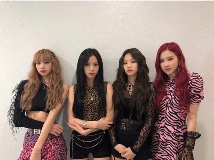  Mạng xã hội "dậy sóng" trước nhan sắc và thân hình quyến rũ của 4 idol Kpop trong bài gửi lời cám ơn fan. Nhờ nước da trắng và khuôn mặt ưa nhìn, những giọng ca này có thể "cân" được nhiều loại trang phục khác nhau, trở thành tâm điểm chú ý. Ảnh: wattpad. 
