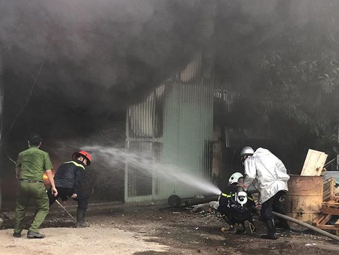  Nỗ lực dập tắt đám cháy.