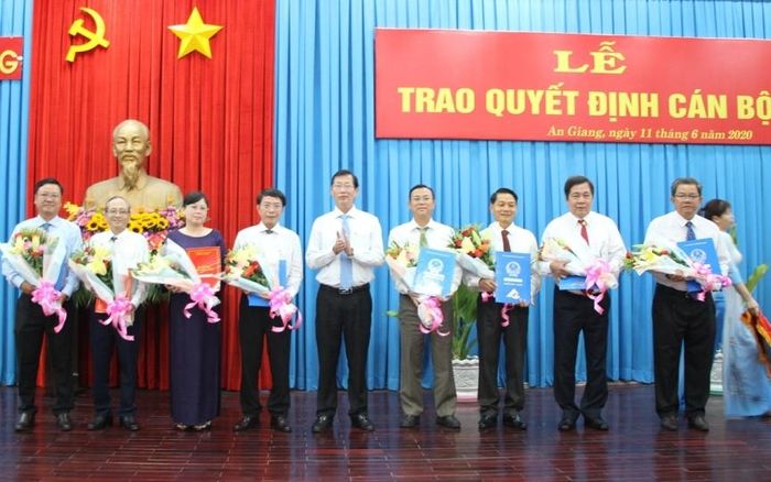 Phó Chủ tịch UBND tỉnh Lê Văn Phước trao quyết định cho các cán bộ được bổ nhiệm lại.