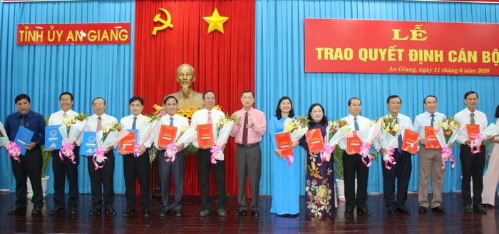 Phó Bí thư Thường trực Tỉnh ủy, Chủ tịch HĐND tỉnh An Giang Võ Anh Kiệt trao quyết định và chúc mừng các cán bộ được bổ nhiệm chức vụ mới.