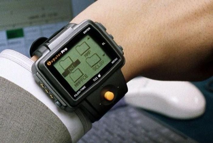 Ruputer - còn được gọi là OnHand PC được Seiko tung ra vào năm 1998, chính là chiếc đồng hồ thông minh đầu tiên trên thế giới có thể chạy các ứng dụng và kết nối với PC thông qua một dock nối.