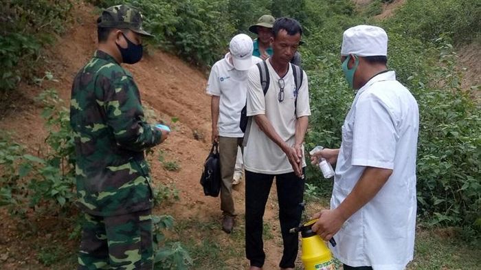 Cán bộ Đồn Biên phòng Thông Thụ tiến hành sát khuẩn phòng, chống dịch các công dân nhập cảnh trái phép. Ảnh: Hải Thượng